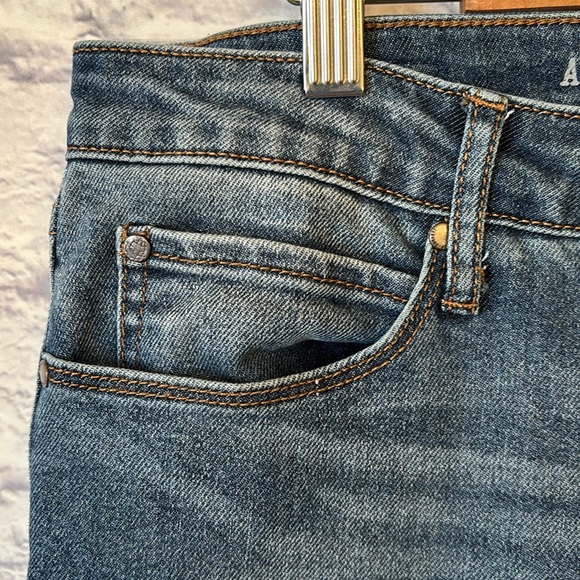 Articles of Society Low Rise Flare Leg Raw Hem Medium Wash Blue Jeans - Size 30 - Picture 3 of 14